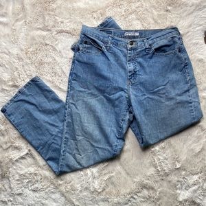 Lee Relaxed Fit at the Waist. Size 10 short. Light Blue.